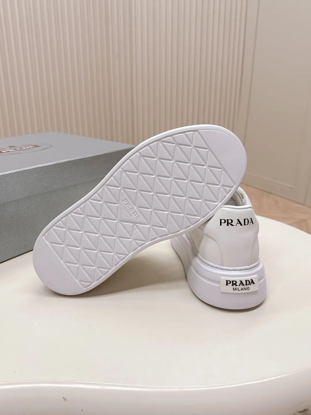 👟👟Ex-factory price 600👟👟 Prada 25ss new casual white shoes, couple style 👫 P fashion white shoes, re-released, high-quality shipments, elegant and generous, comfortable on the feet, super classic, super light and comfortable on the feet Fabric: silky cowhide Lining: water-dyed sheepskin lining + genuine leather foot sole: EVA outsole Code number: 35-45 (40 for women, 45 for men, customized)